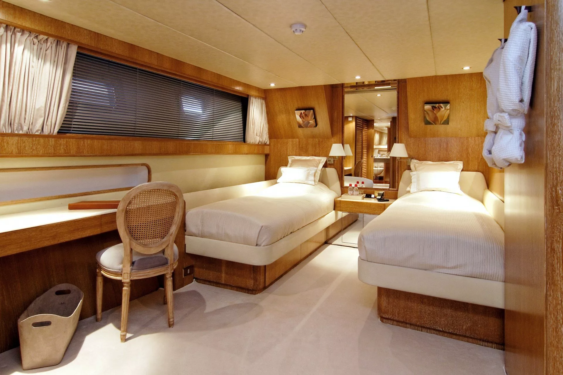 https://dev-api.arconyachts.com/storage/media/26301/conversions/110_6511784238-optimize.webp