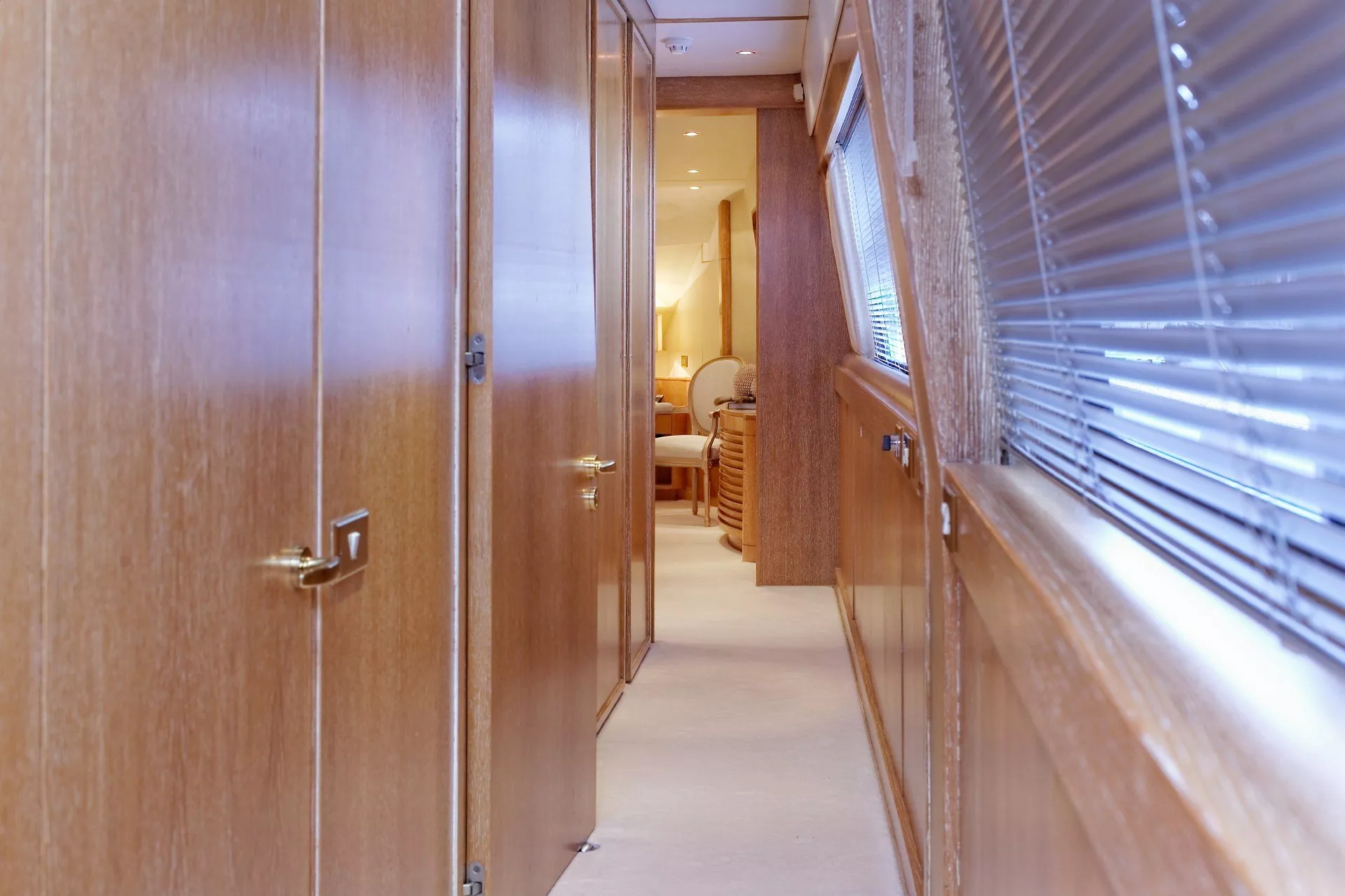 https://dev-api.arconyachts.com/storage/media/26305/conversions/110_8366427363-optimize.webp