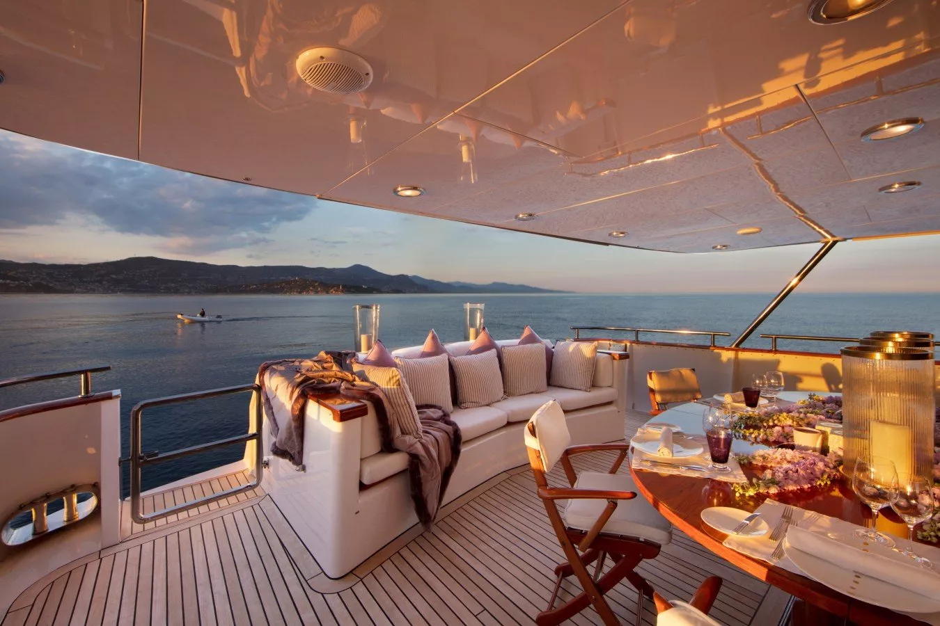 https://dev-api.arconyachts.com/storage/media/26311/conversions/110_2600507631-optimize.webp