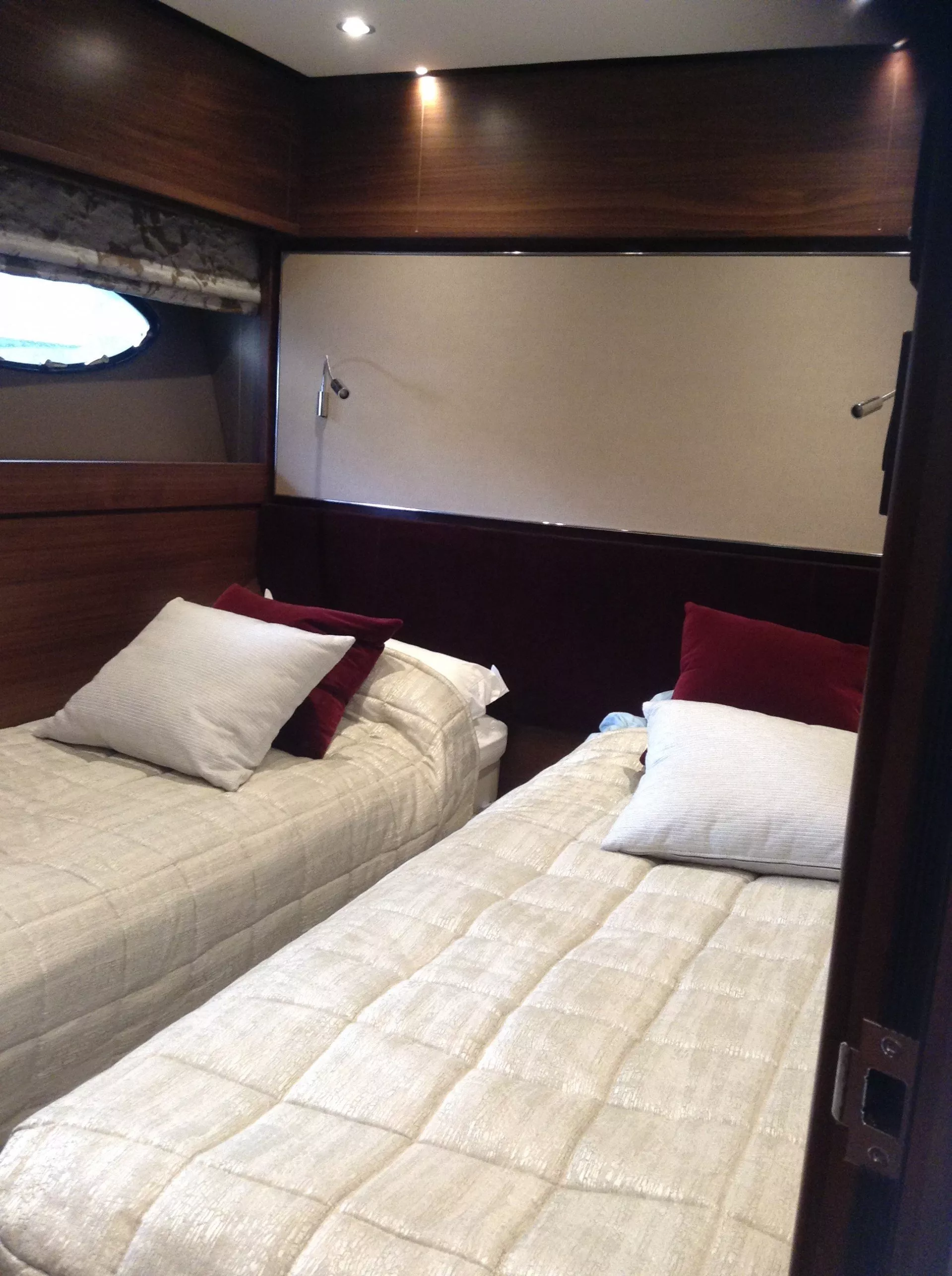 https://dev-api.arconyachts.com/storage/media/26382/conversions/569_1388497279-optimize.webp