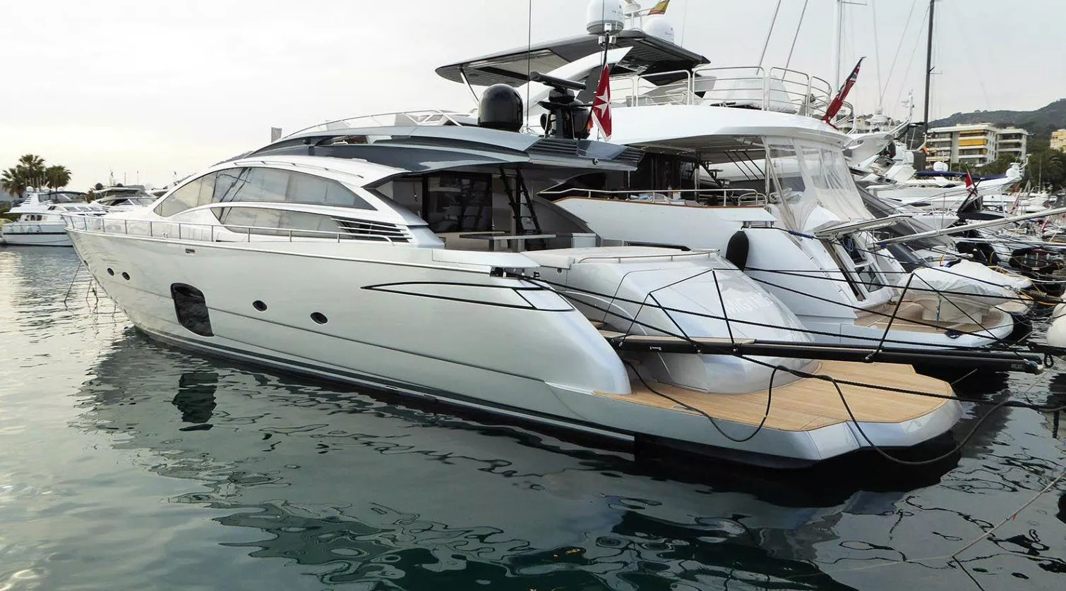 Pershing 82