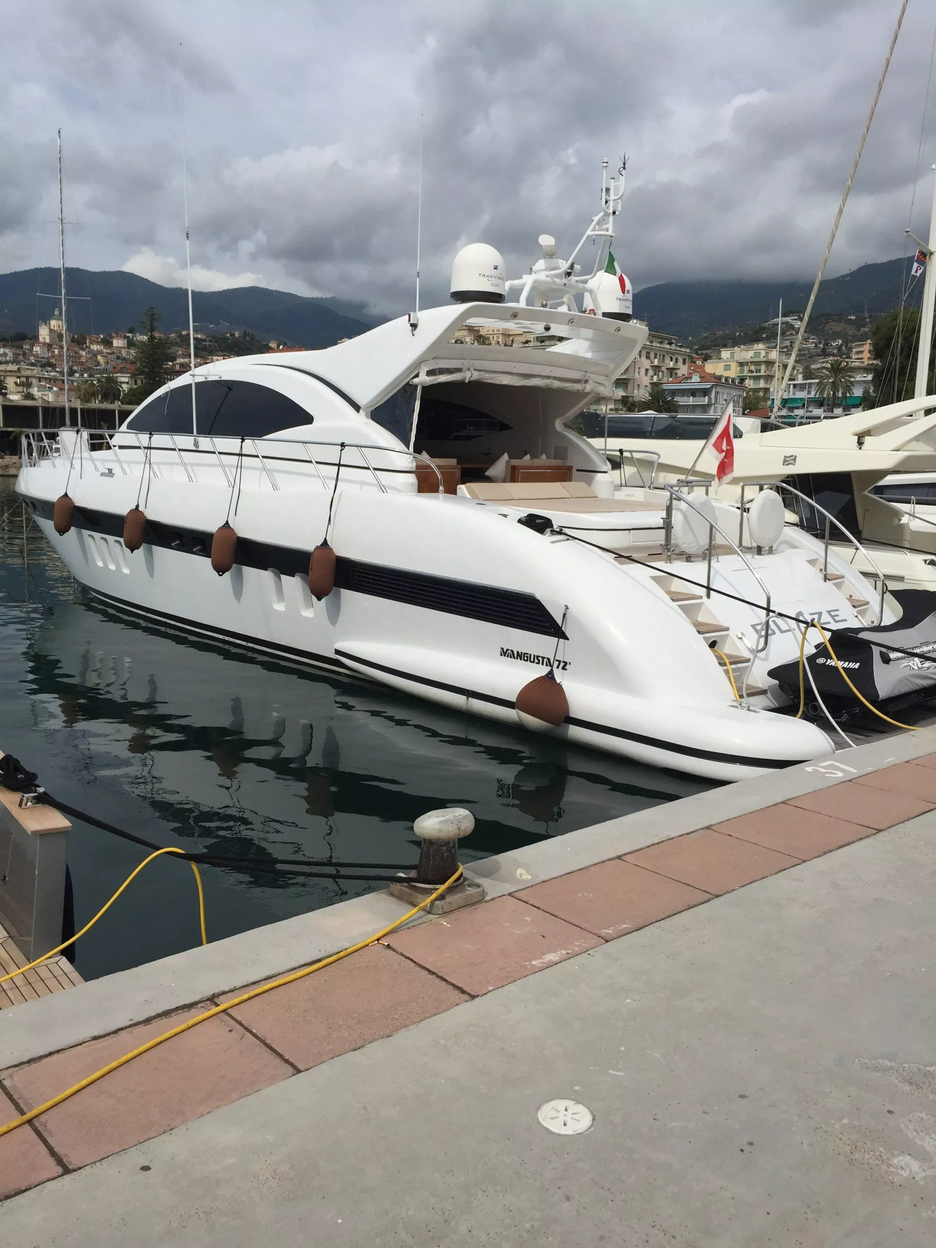 https://dev-api.arconyachts.com/storage/media/26472/conversions/566_5387160073-optimize.webp