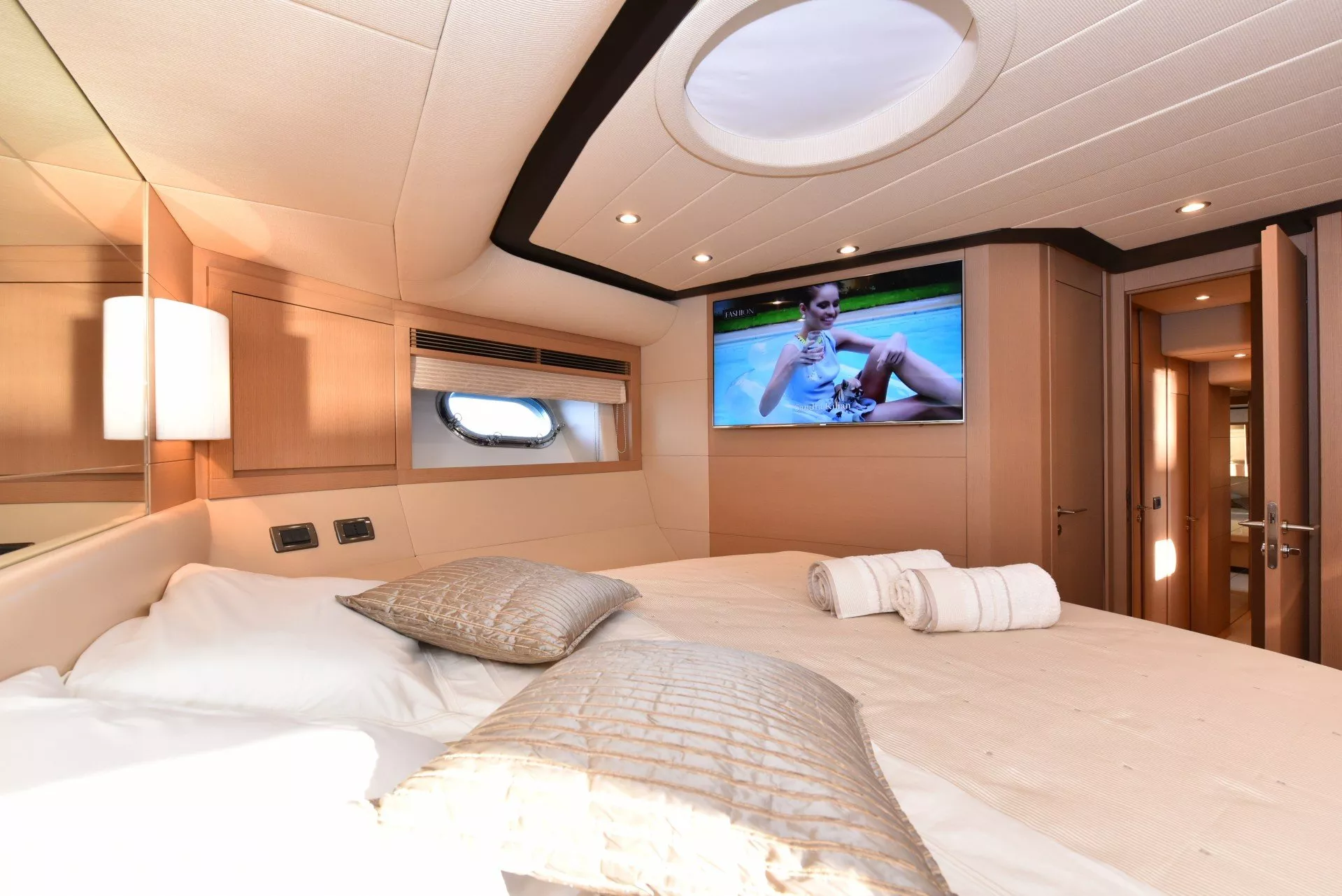 https://dev-api.arconyachts.com/storage/media/26518/conversions/557_5443992681-optimize.webp