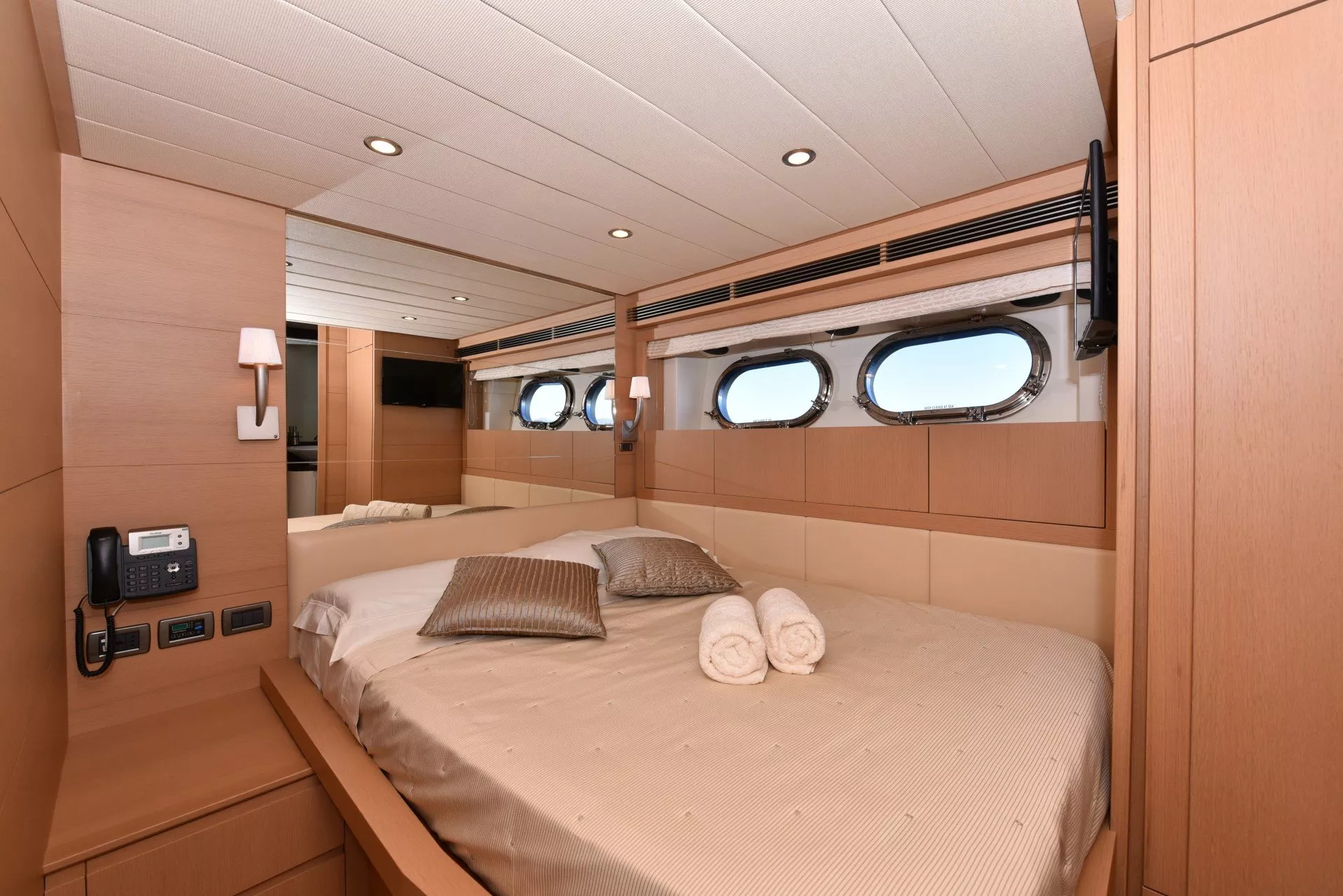 https://dev-api.arconyachts.com/storage/media/26519/conversions/557_0305467214-optimize.webp
