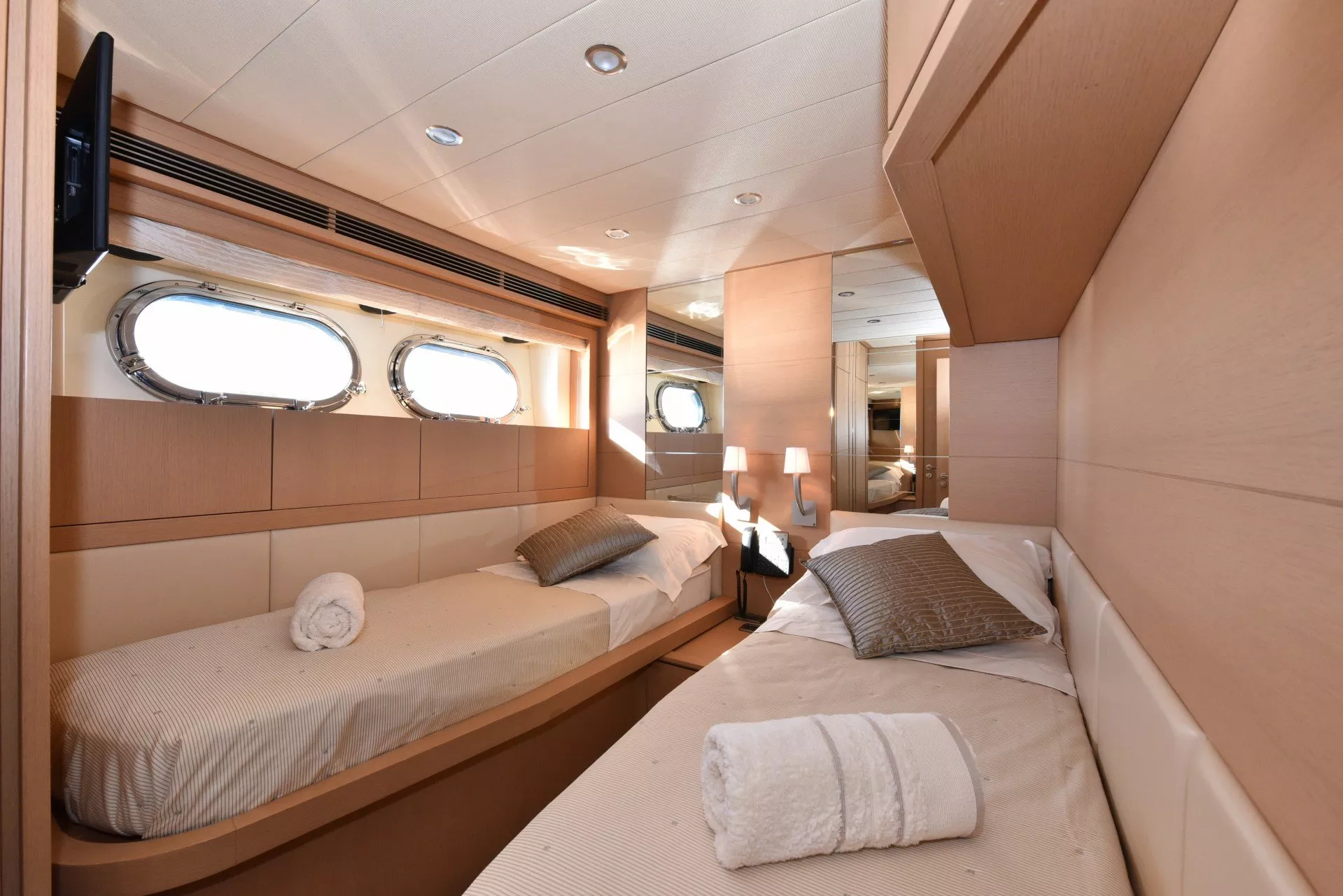 https://dev-api.arconyachts.com/storage/media/26521/conversions/557_5550541025-optimize.webp
