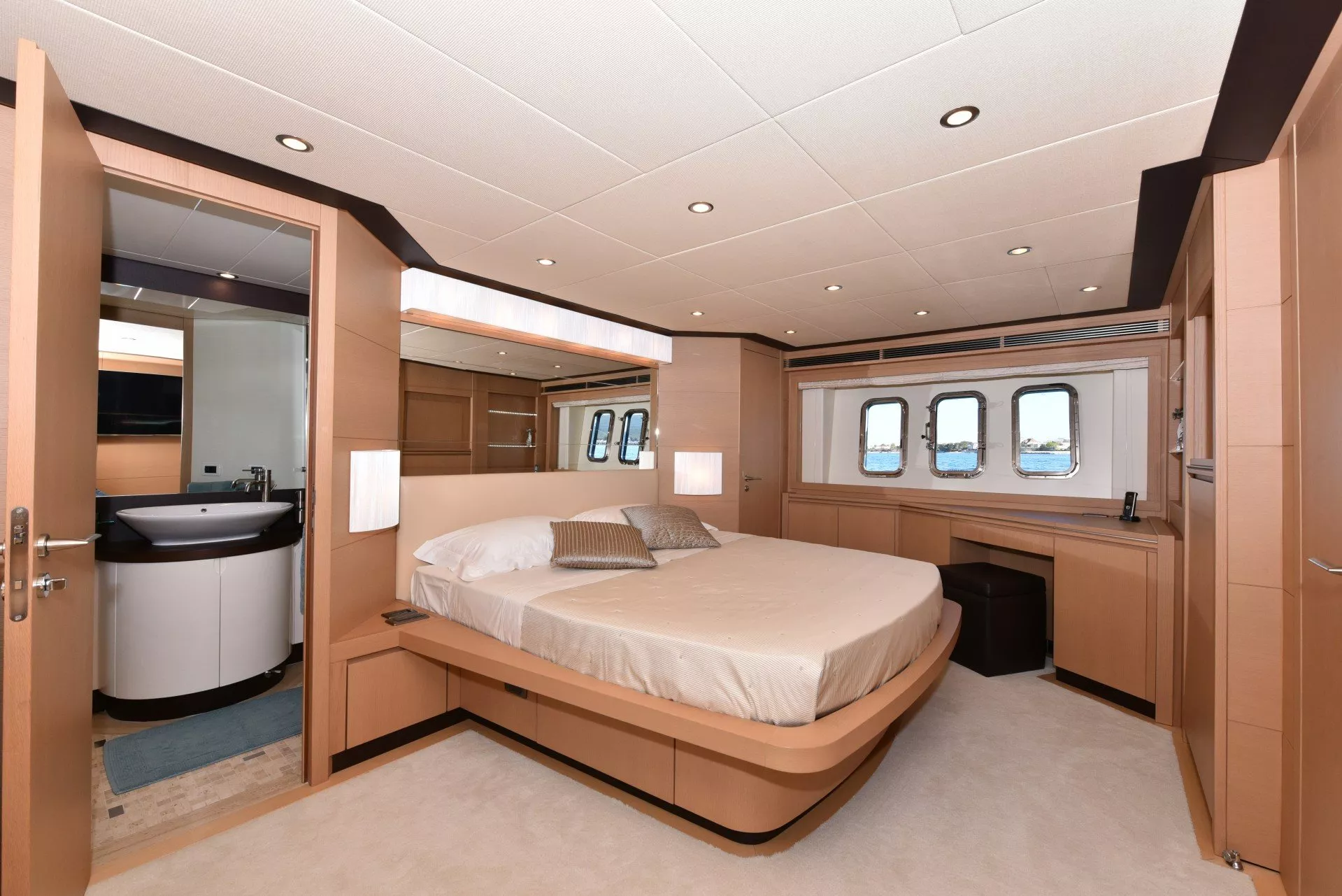 https://dev-api.arconyachts.com/storage/media/26522/conversions/557_5976334087-optimize.webp