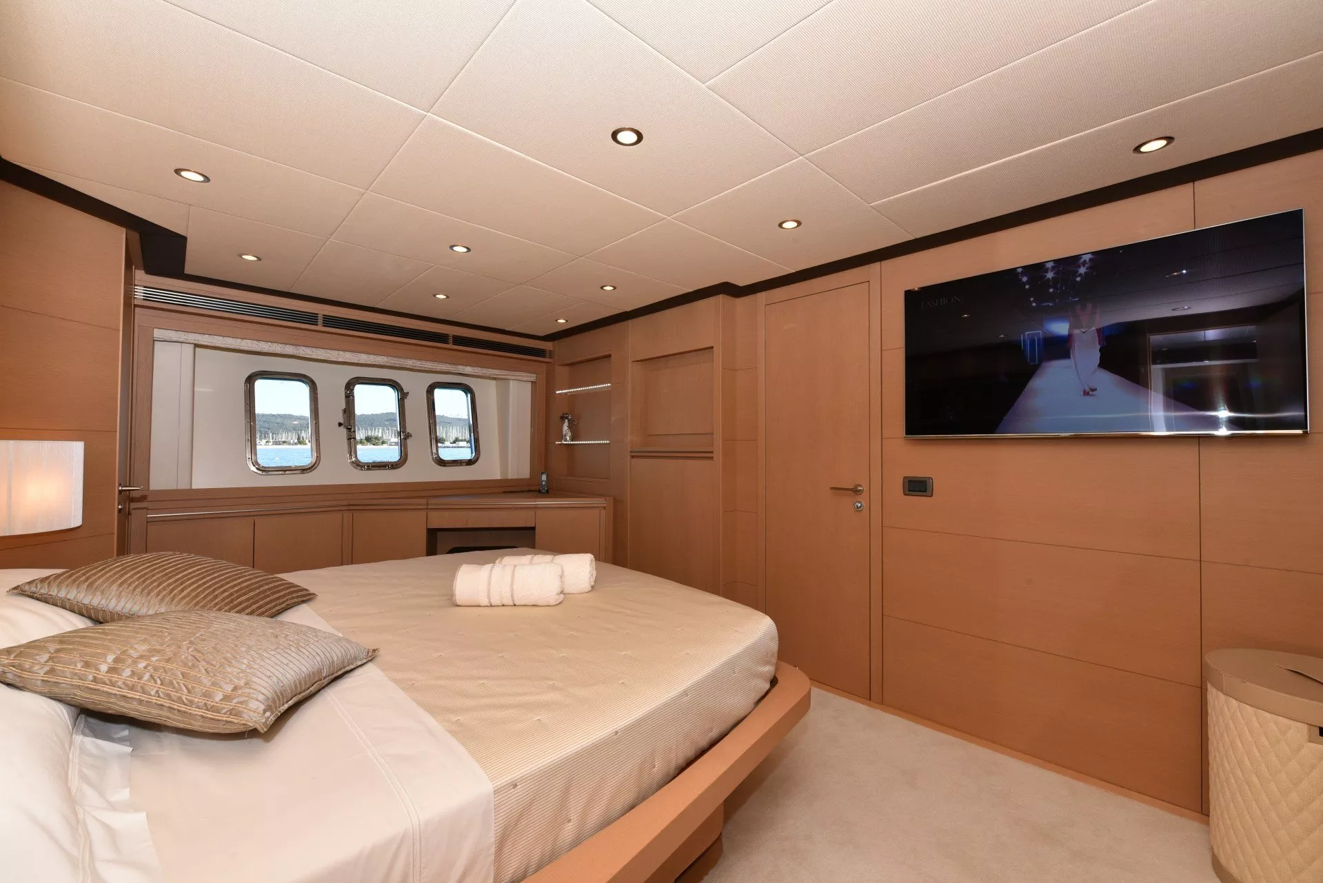 https://dev-api.arconyachts.com/storage/media/26523/conversions/557_6023115178-optimize.webp