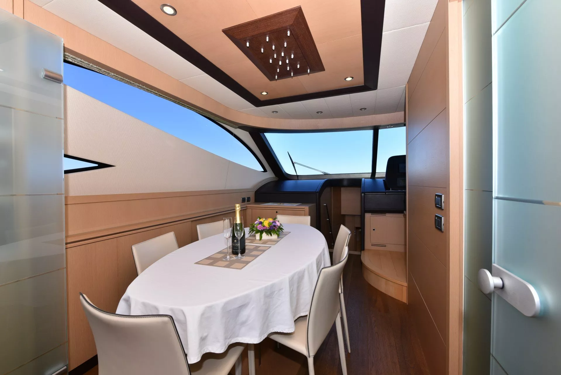 https://dev-api.arconyachts.com/storage/media/26529/conversions/557_6420287739-optimize.webp