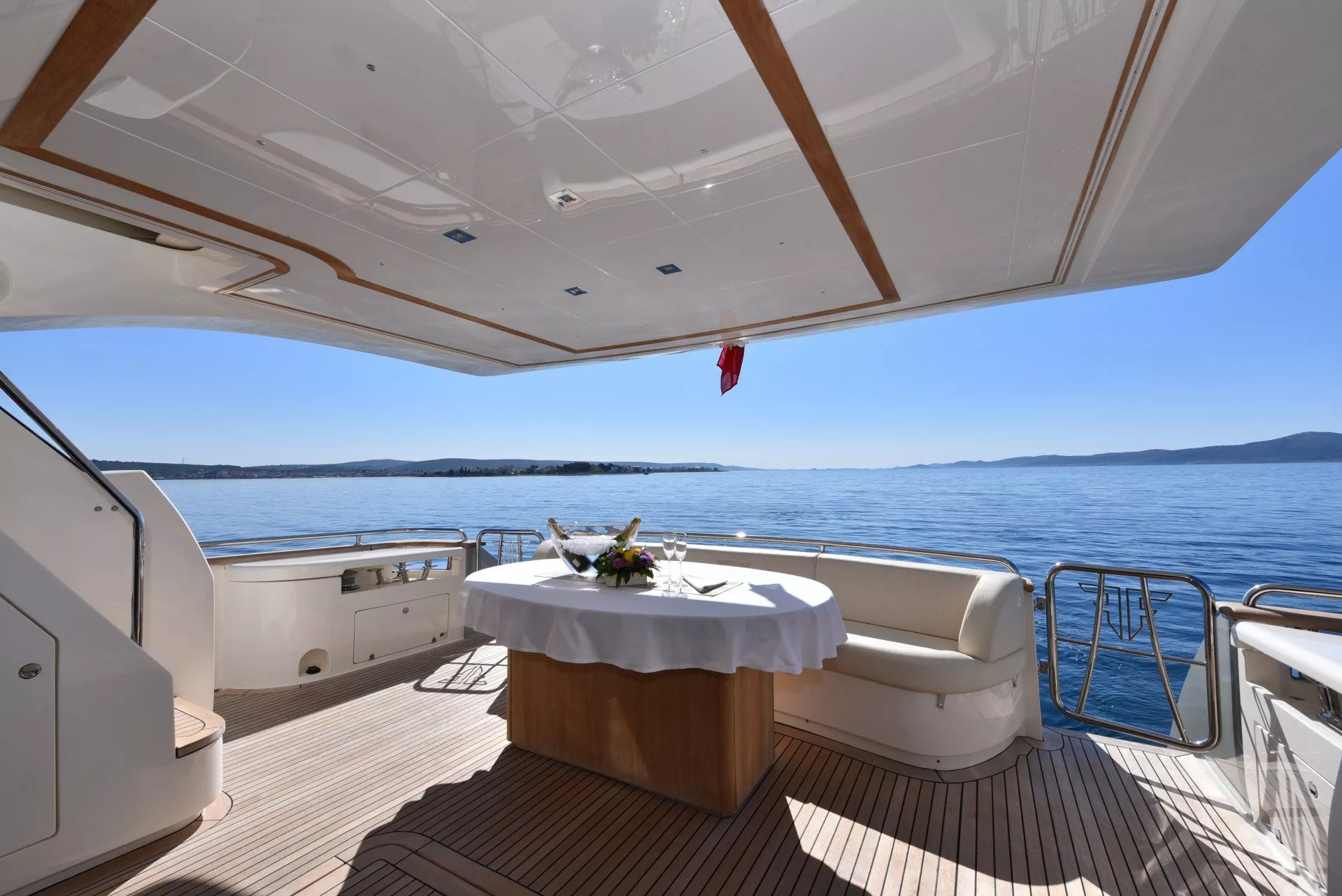 https://dev-api.arconyachts.com/storage/media/26530/conversions/557_2445387726-optimize.webp