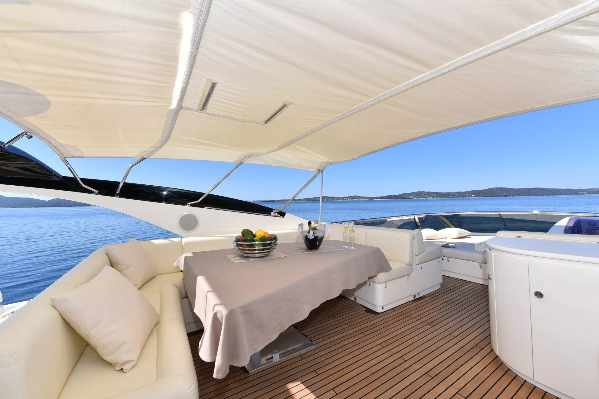 https://dev-api.arconyachts.com/storage/media/26534/conversions/557_3663262748-optimize.webp