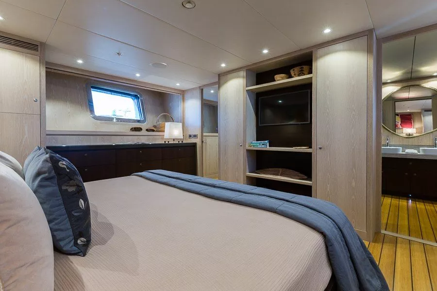 https://dev-api.arconyachts.com/storage/media/26591/conversions/280_9496391979-optimize.webp