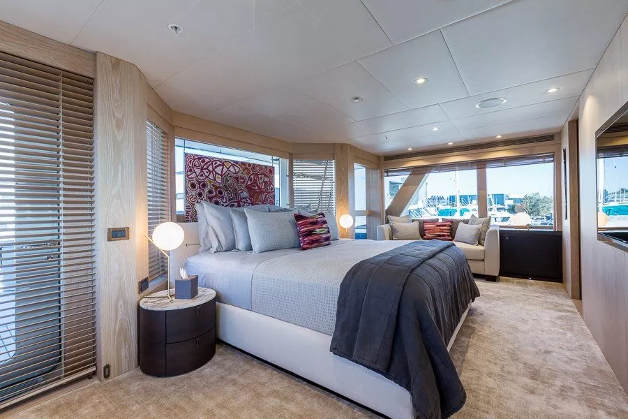 https://dev-api.arconyachts.com/storage/media/26597/conversions/280_9399632663-optimize.webp