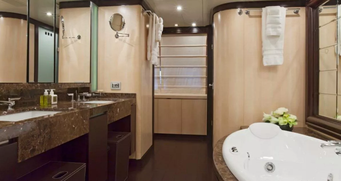https://dev-api.arconyachts.com/storage/media/26674/conversions/553_7573865223-optimize.webp