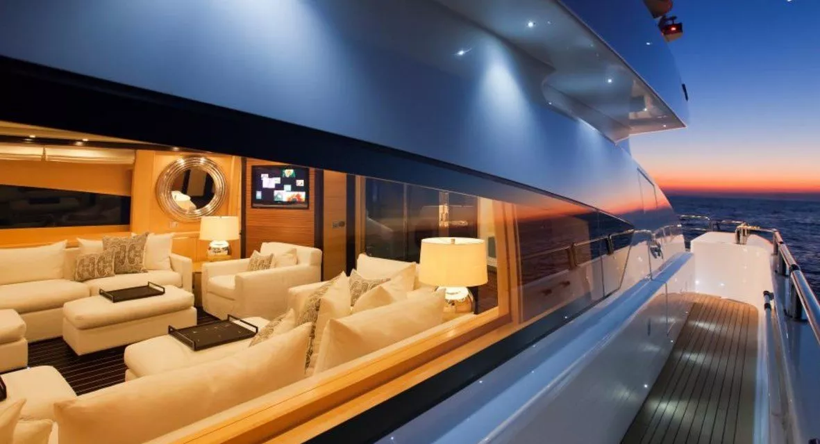 https://dev-api.arconyachts.com/storage/media/26681/conversions/553_2583867509-optimize.webp