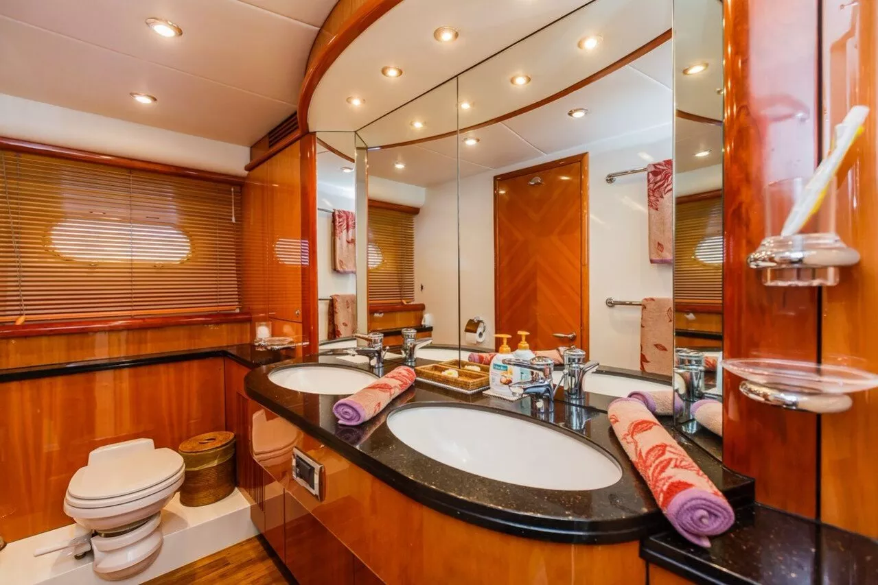 https://dev-api.arconyachts.com/storage/media/26856/conversions/537_2772597392-optimize.webp