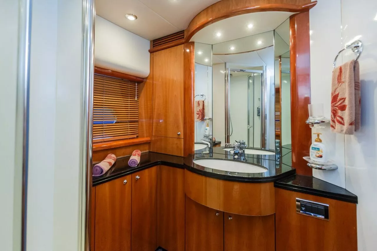 https://dev-api.arconyachts.com/storage/media/26858/conversions/537_7165958445-optimize.webp