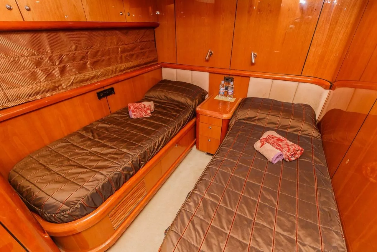 https://dev-api.arconyachts.com/storage/media/26859/conversions/537_2806347787-optimize.webp