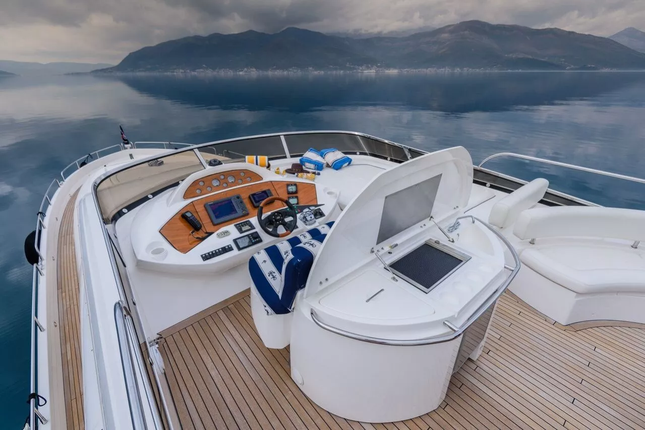https://dev-api.arconyachts.com/storage/media/26868/conversions/537_2472211826-optimize.webp