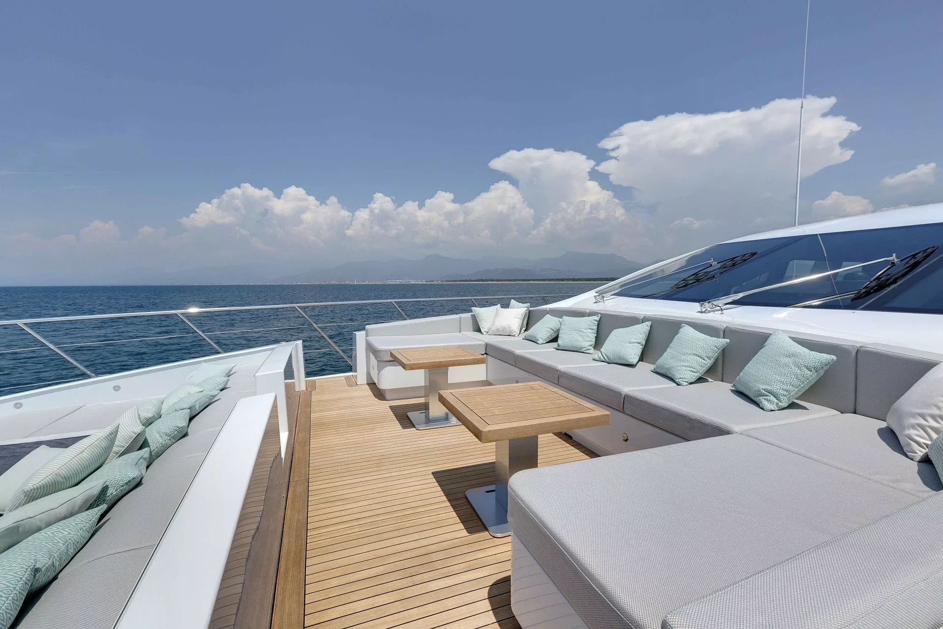 https://dev-api.arconyachts.com/storage/media/27158/conversions/509_4722928008-optimize.webp