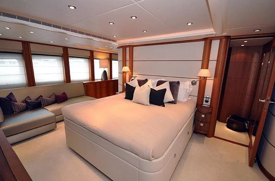 https://dev-api.arconyachts.com/storage/media/27215/conversions/506_6076747641-optimize.webp