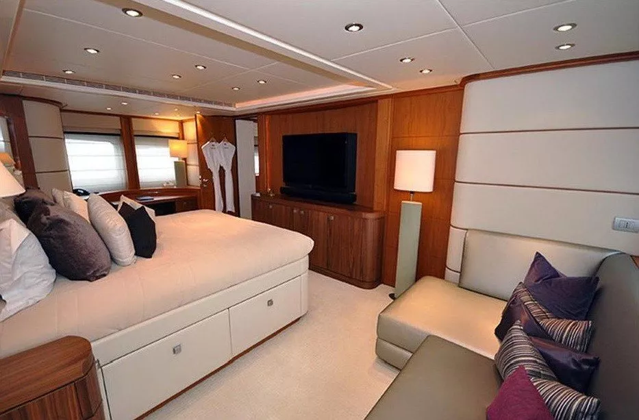 https://dev-api.arconyachts.com/storage/media/27216/conversions/506_6534686802-optimize.webp