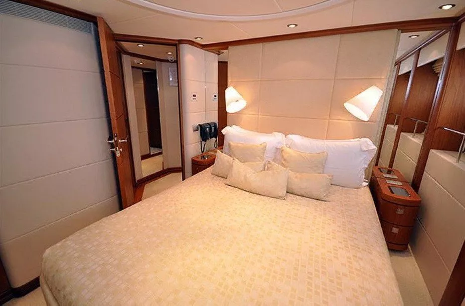 https://dev-api.arconyachts.com/storage/media/27221/conversions/506_1842513662-optimize.webp