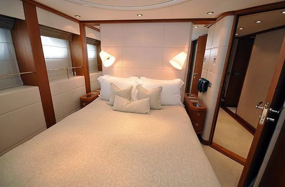 https://dev-api.arconyachts.com/storage/media/27223/conversions/506_9279207628-optimize.webp
