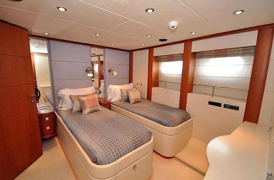 https://dev-api.arconyachts.com/storage/media/27226/conversions/506_8328699184-optimize.webp