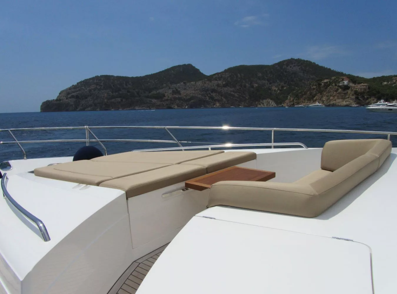 https://dev-api.arconyachts.com/storage/media/27241/conversions/356_0228211764-optimize.webp