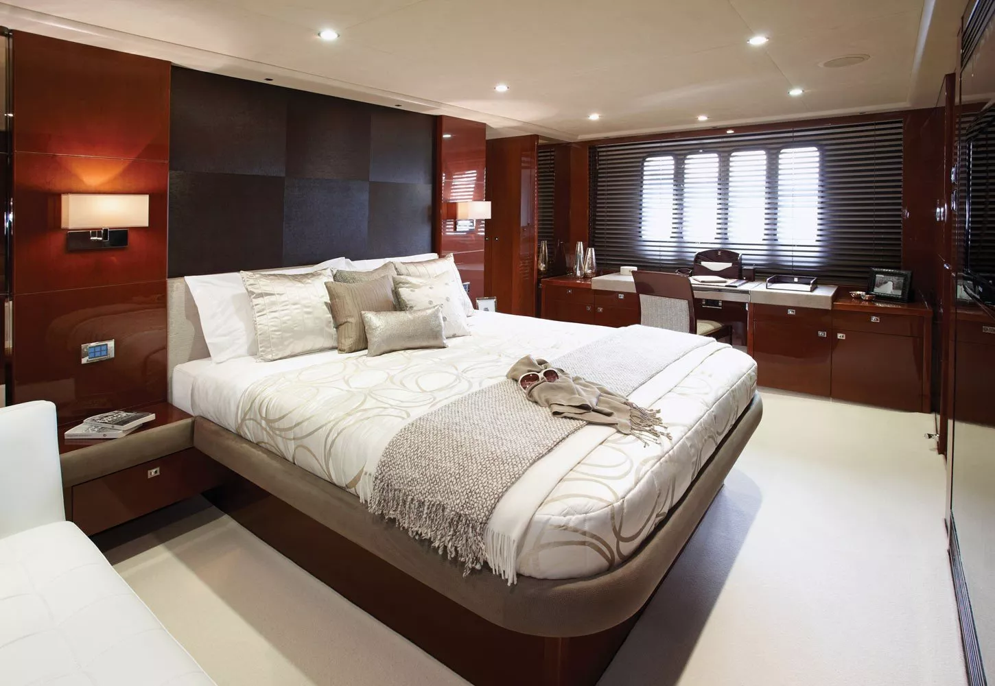 https://dev-api.arconyachts.com/storage/media/27254/conversions/356_7654893031-optimize.webp
