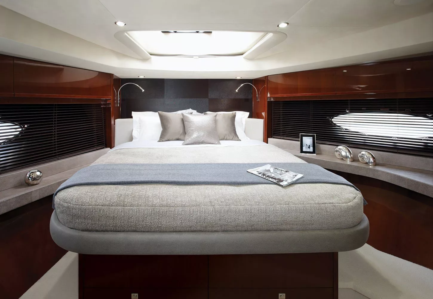 https://dev-api.arconyachts.com/storage/media/27258/conversions/356_9900973929-optimize.webp