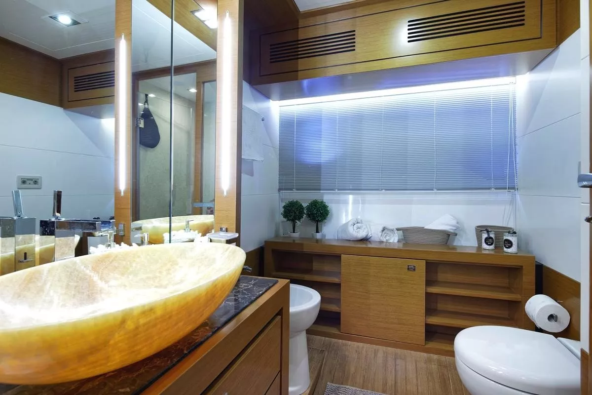 https://dev-api.arconyachts.com/storage/media/27389/conversions/499_2485369848-optimize.webp