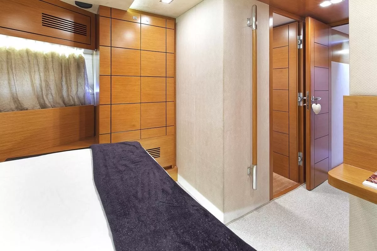 https://dev-api.arconyachts.com/storage/media/27395/conversions/499_1682684370-optimize.webp