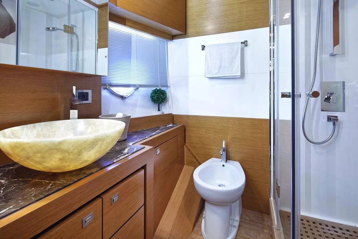 https://dev-api.arconyachts.com/storage/media/27397/conversions/499_5902326138-optimize.webp