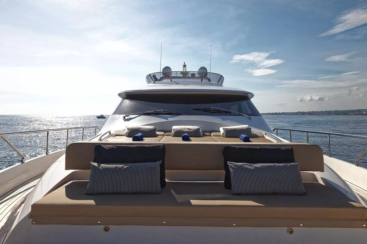 https://dev-api.arconyachts.com/storage/media/27411/conversions/499_7520940575-optimize.webp