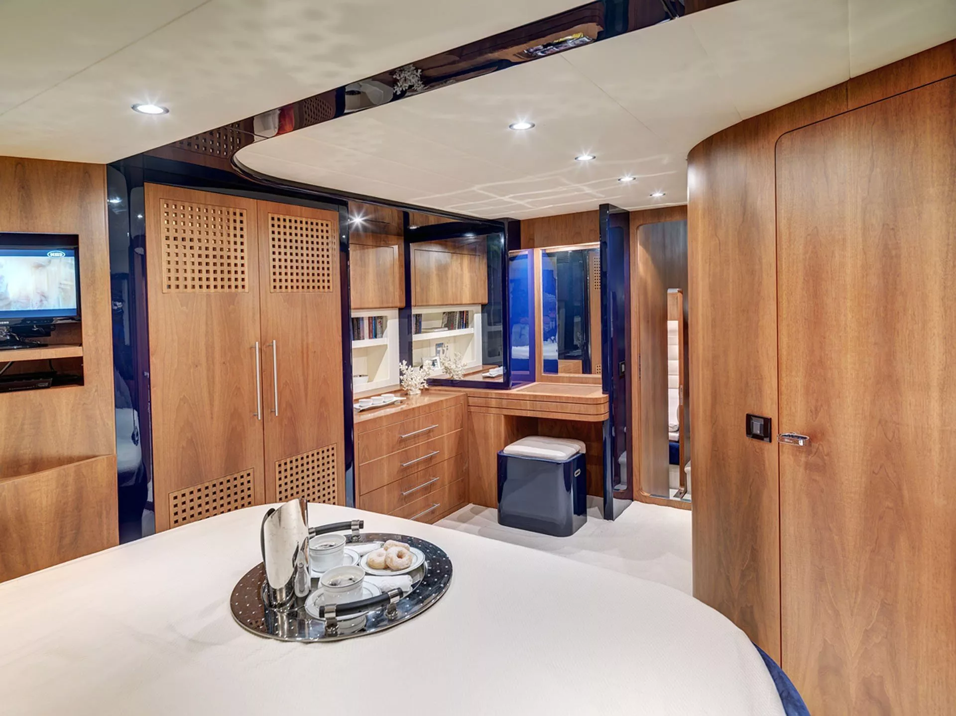 https://dev-api.arconyachts.com/storage/media/27447/conversions/495_3912695177-optimize.webp
