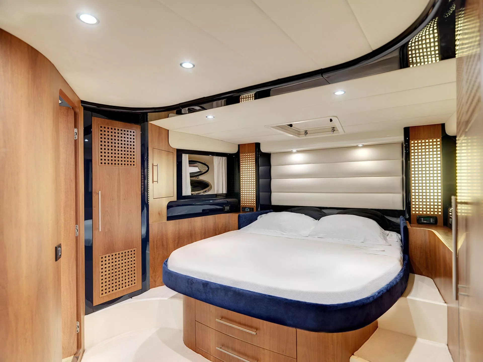 https://dev-api.arconyachts.com/storage/media/27450/conversions/495_2628955036-optimize.webp