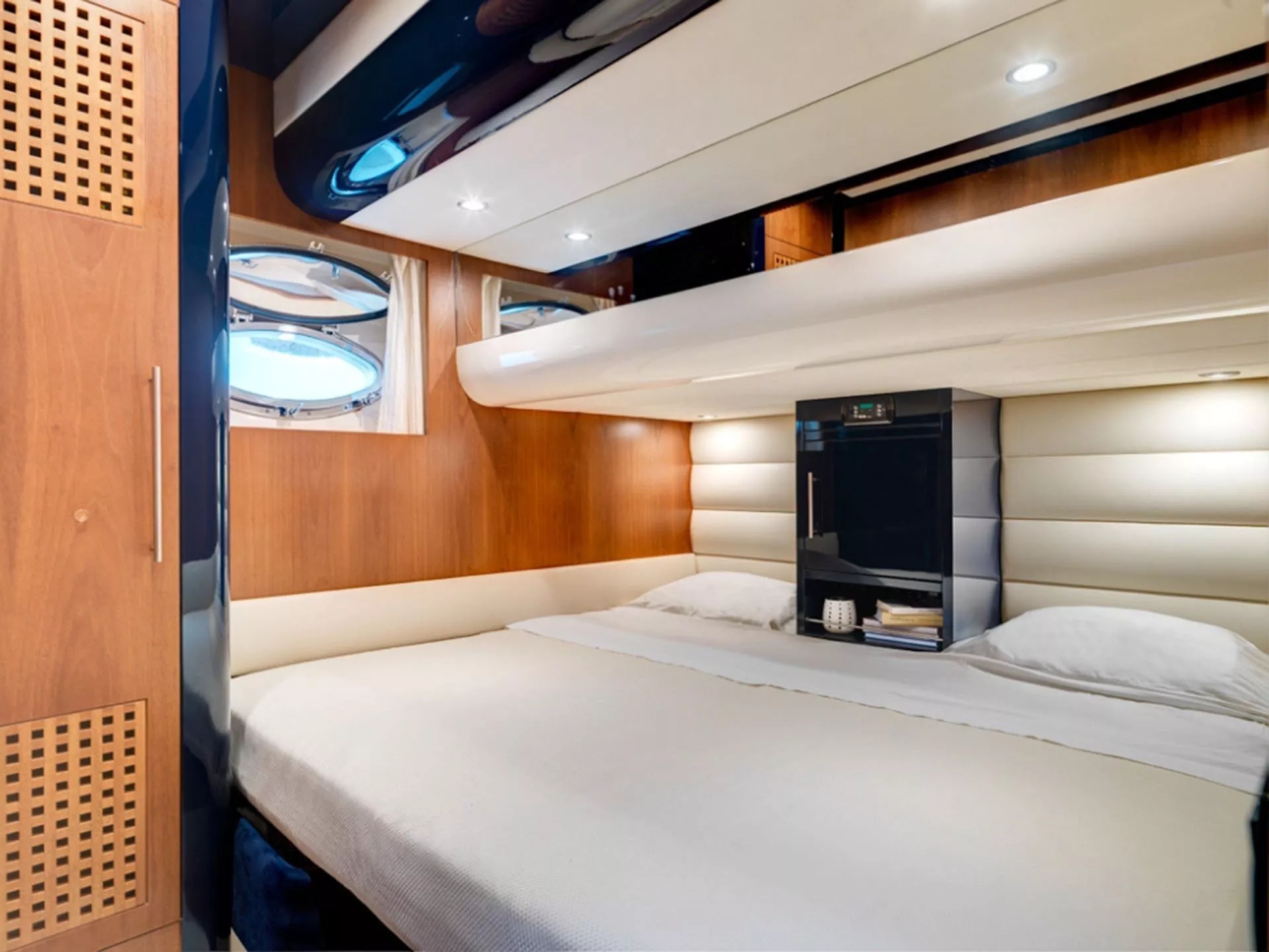 https://dev-api.arconyachts.com/storage/media/27454/conversions/495_0577982031-optimize.webp