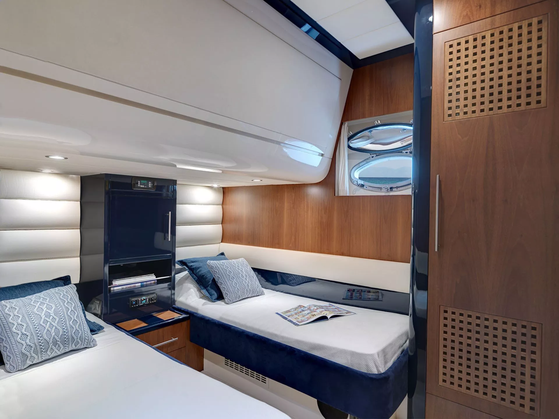 https://dev-api.arconyachts.com/storage/media/27458/conversions/495_8336548861-optimize.webp