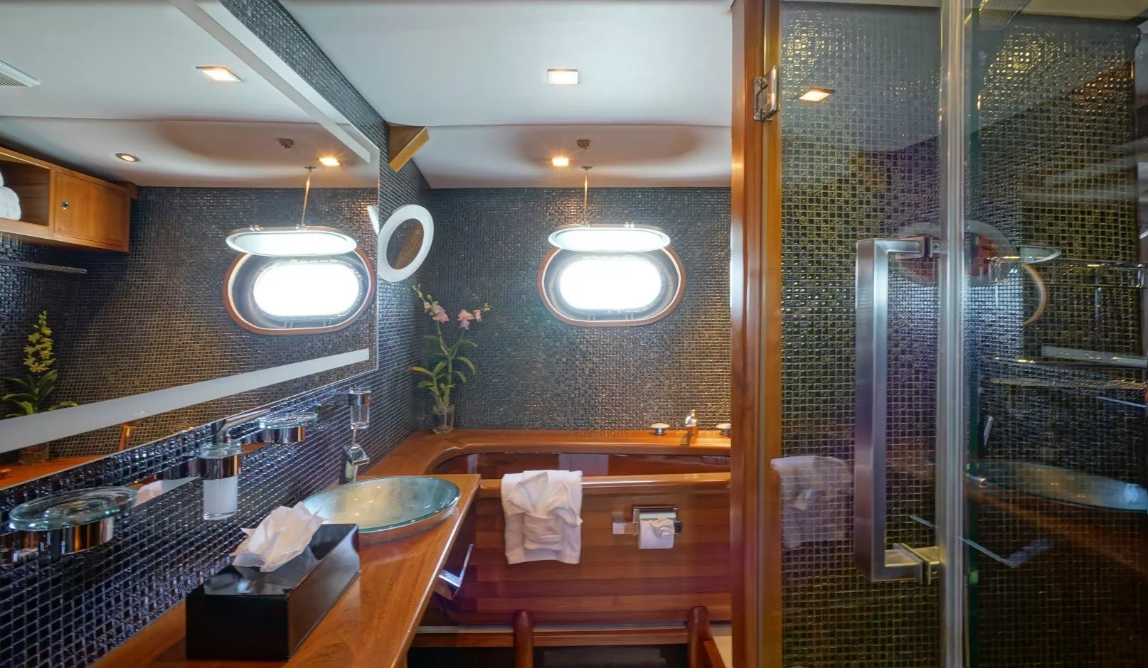 https://dev-api.arconyachts.com/storage/media/27480/conversions/492_4322903329-optimize.webp