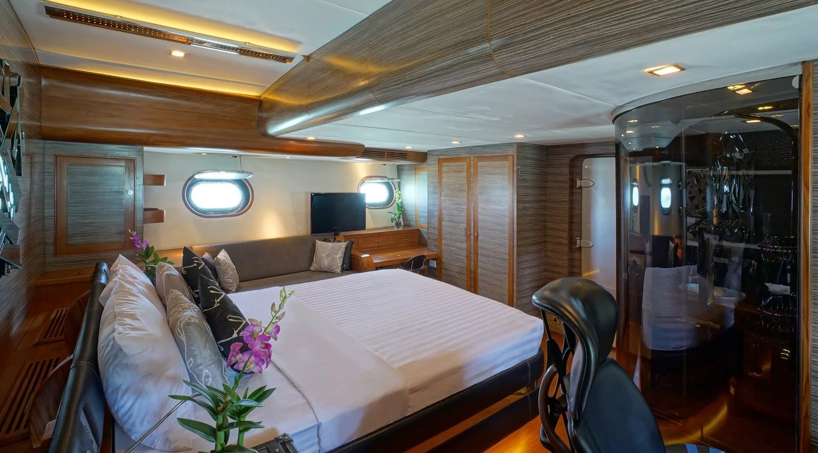 https://dev-api.arconyachts.com/storage/media/27483/conversions/492_5993972710-optimize.webp