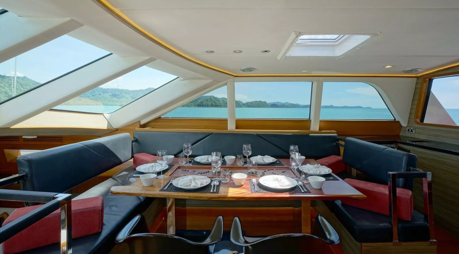 https://dev-api.arconyachts.com/storage/media/27484/conversions/492_6903842399-optimize.webp