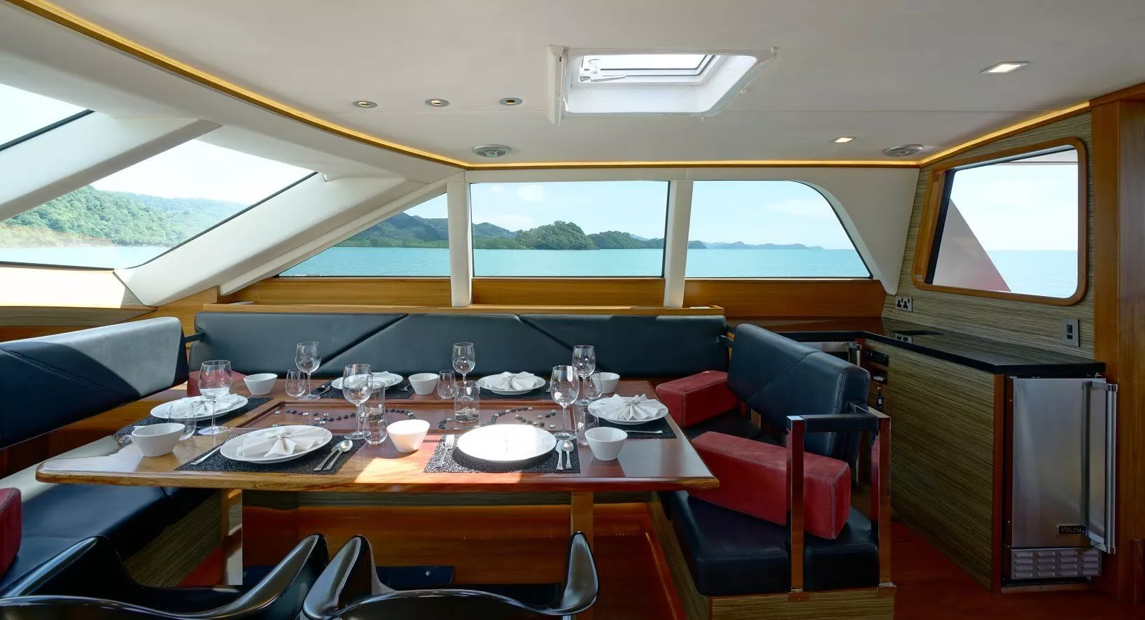 https://dev-api.arconyachts.com/storage/media/27487/conversions/492_5968645259-optimize.webp