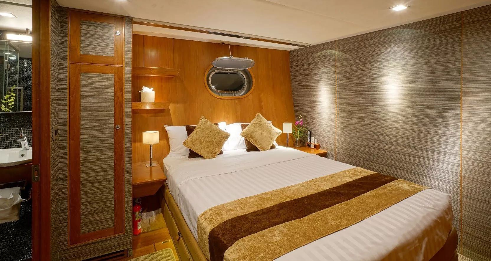 https://dev-api.arconyachts.com/storage/media/27496/conversions/492_8370450749-optimize.webp