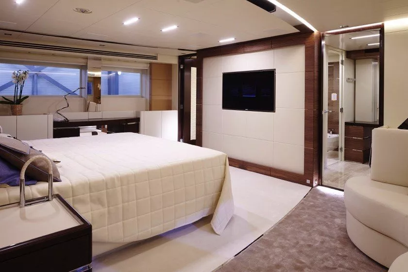 https://dev-api.arconyachts.com/storage/media/27951/conversions/471_2601754513-optimize.webp