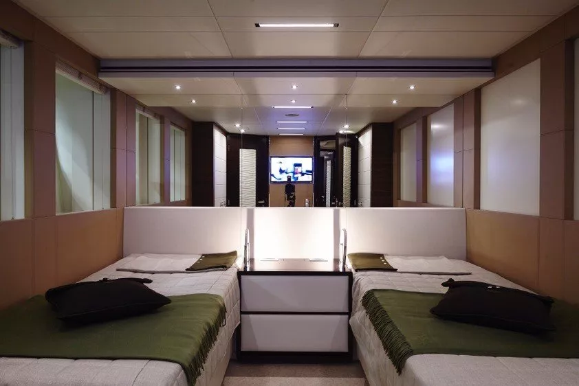 https://dev-api.arconyachts.com/storage/media/27955/conversions/471_1479276082-optimize.webp