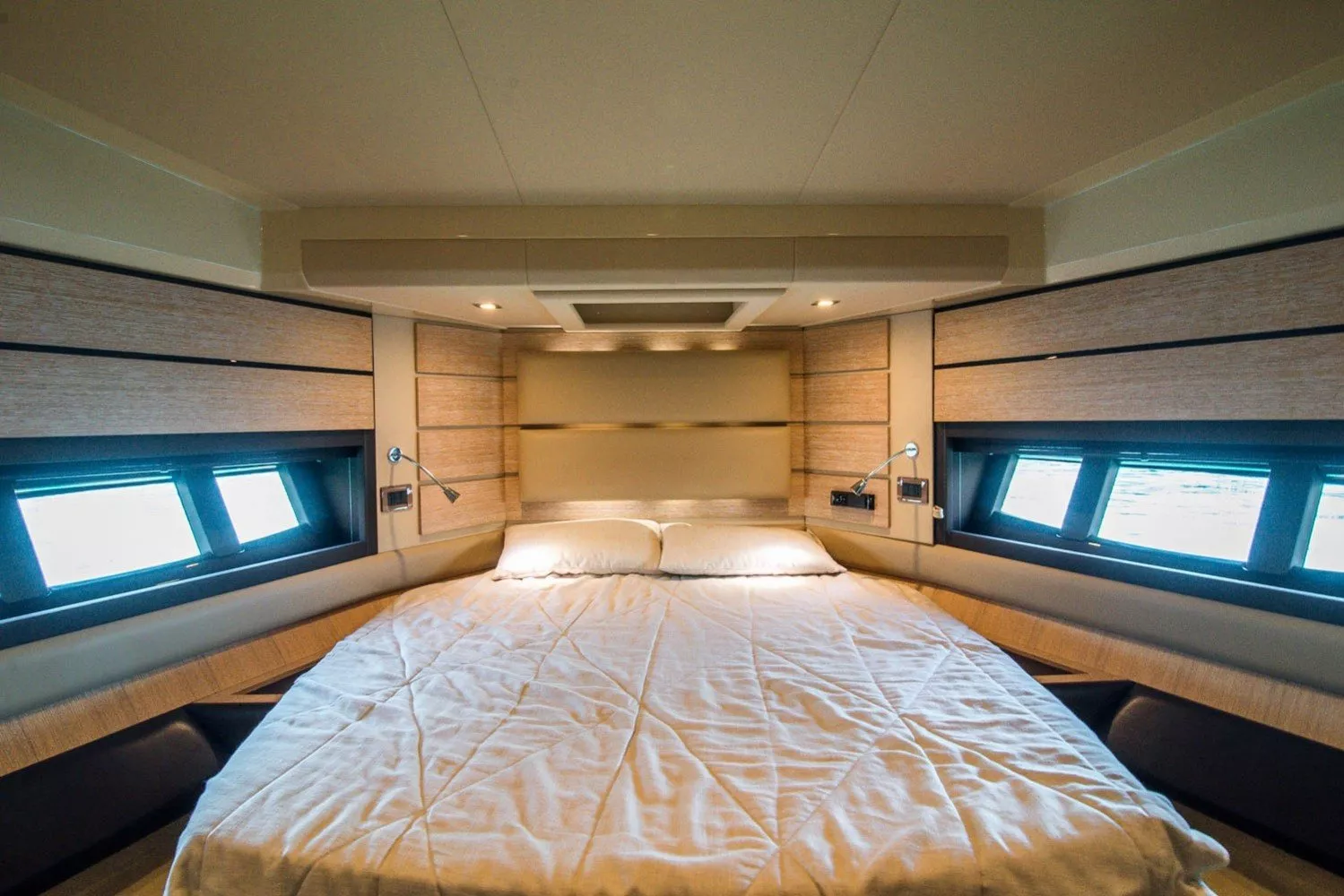 https://dev-api.arconyachts.com/storage/media/27985/conversions/470_2877290847-optimize.webp