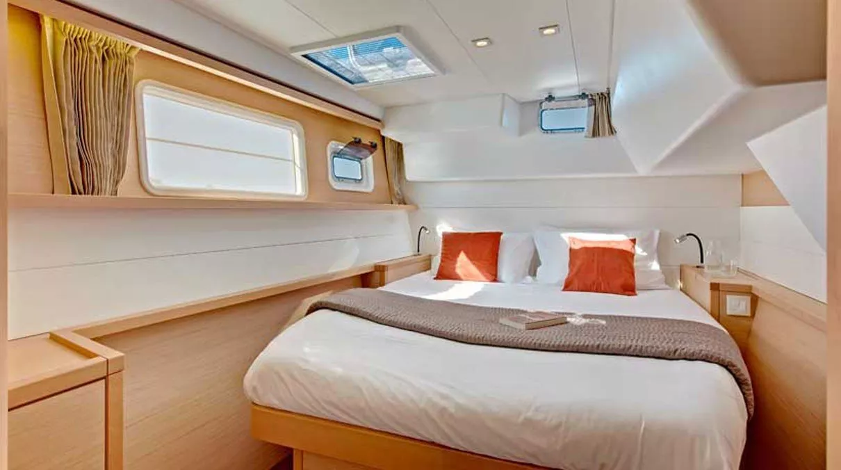 https://dev-api.arconyachts.com/storage/media/28011/conversions/467_9732130030-optimize.webp