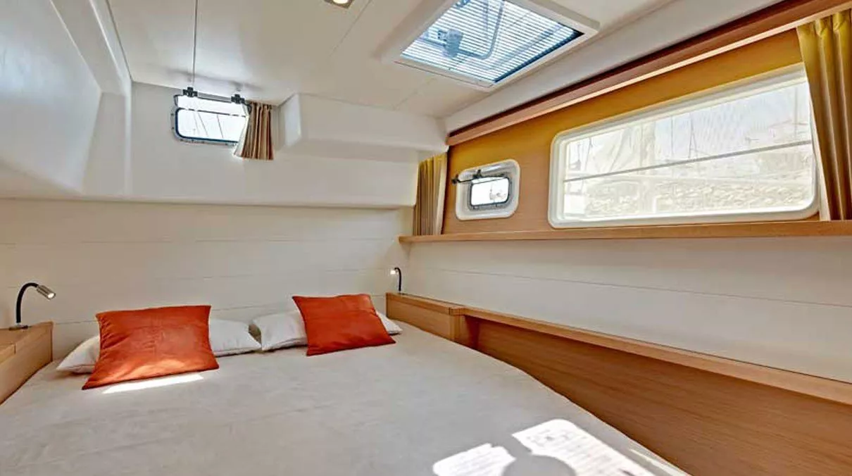 https://dev-api.arconyachts.com/storage/media/28012/conversions/467_6502650999-optimize.webp