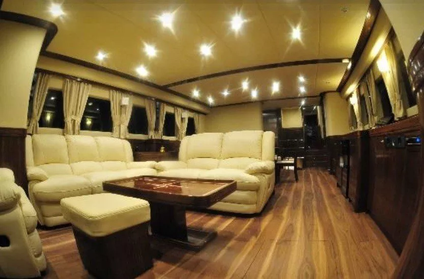 https://dev-api.arconyachts.com/storage/media/28035/conversions/465_2173279343-optimize.webp